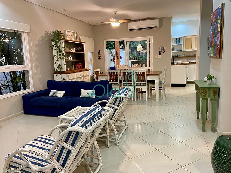 Casa de condomínio a 50m da praia com 4 suítes e piscina pri