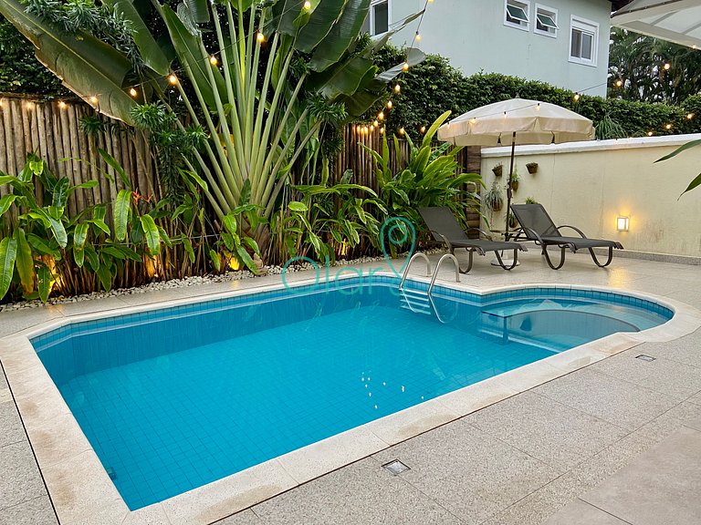 Casa de condomínio a 50m da praia com 4 suítes e piscina pri