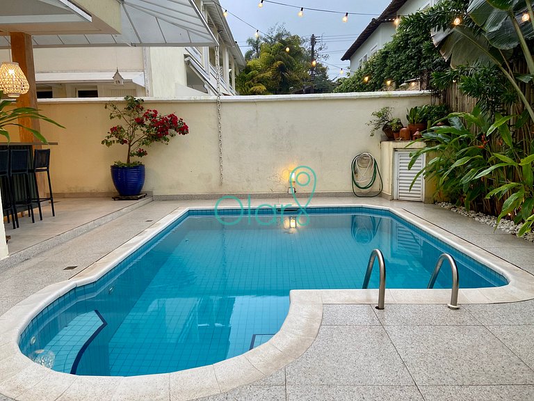 Casa de condomínio a 50m da praia com 4 suítes e piscina pri