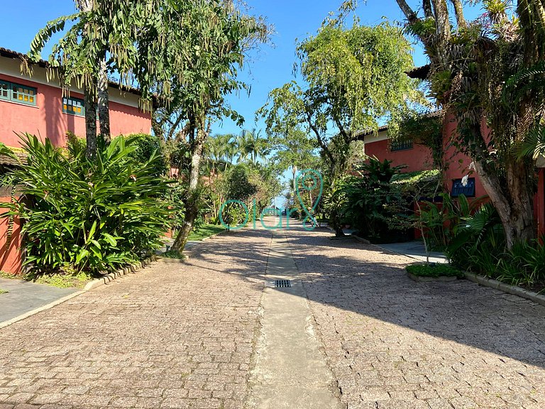 Casa Impecável com 4 suítes em Condomínio com Apoio Pé na Ar