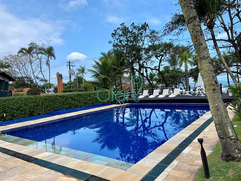 Casa Impecável com 4 suítes em Condomínio com Apoio Pé na Ar
