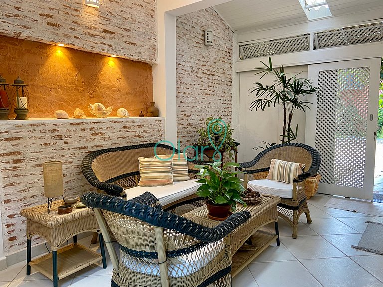 Casa Impecável com 4 suítes em Condomínio com Apoio Pé na Ar