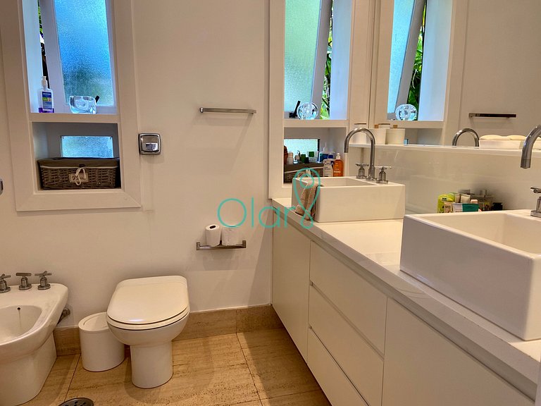 Casa em condomínio com 5 suítes, pé-na-areia, em Juquehy