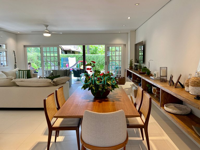 Casa em condomínio com 4 suítes na Praia da Baleia