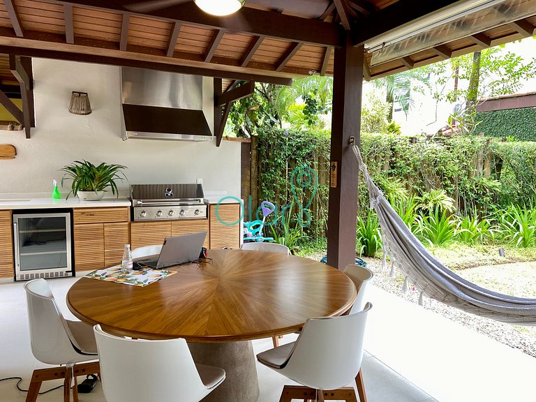 Casa em condomínio com 4 suítes na Praia da Baleia