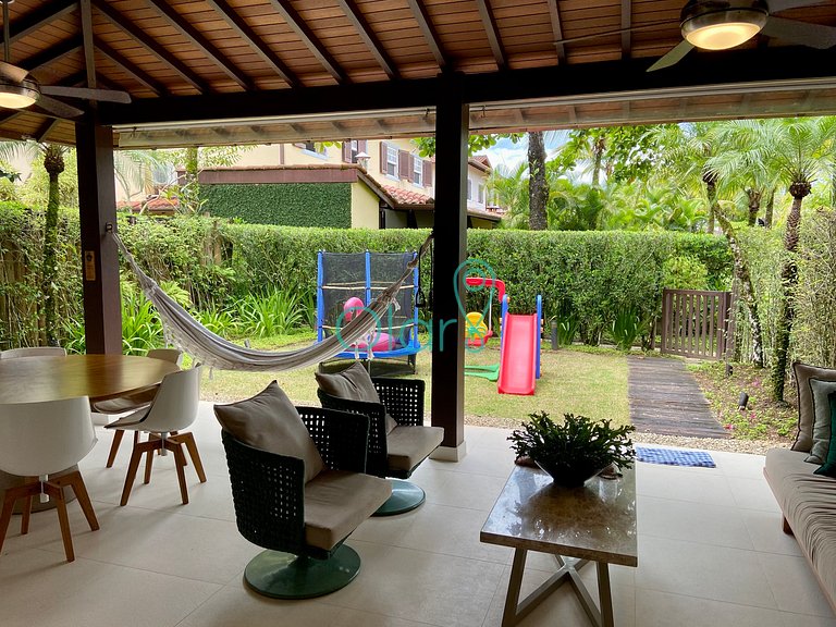 Casa em condomínio com 4 suítes na Praia da Baleia