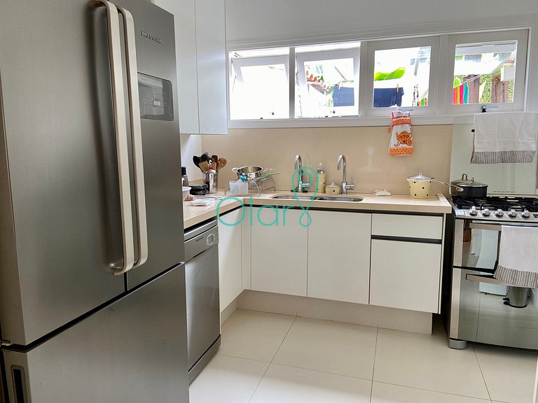 Casa em condomínio com 4 suítes na Praia da Baleia